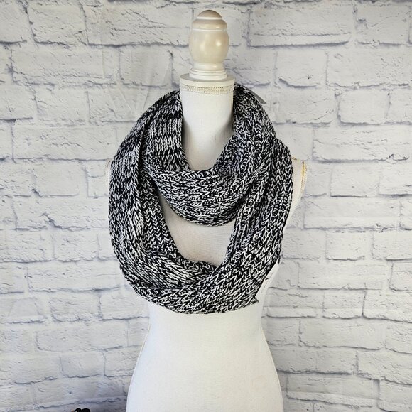 NWT Calvin Klein OS One Size Black/White Knit Infinity Loop Scarf MSRP $58 Women - Picture 2 of 13